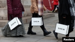 中国廉价时尚品牌Shein在英国利物浦展开圣诞节大减价行销活动。(2024年12月14日)