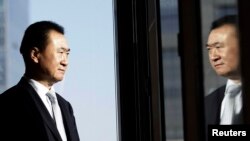 中国首富、万达集团董事长王健林2012年12月3日在他的办公室接受采访时摆好姿势让记者拍照。(资料照)