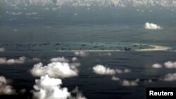 图为中国在斯普拉特利群岛的美斯奇夫礁(Mischief Reef,中国称美济礁 )的建造情况(菲律宾军用飞机2015年5月11日拍摄)