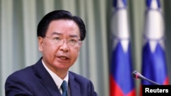 台湾外交部长吴钊燮在台北的一个记者会上讲话。(2018年8月21日)