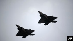 资料照片:两架美国F-22战斗机在佛罗里达上空飞行。(2018年7月7日)
