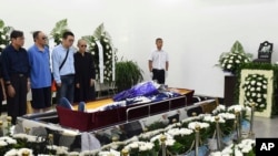 刘晓波的亲人在刘晓波遗体告别仪式上(2017年7月15日,沈阳市政府提供的图片)