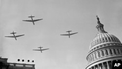 1949年1月20日,在杜鲁门总统的就职仪式上,美国空军的战机飞越国会上空