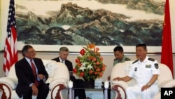 美国国防部长帕内塔(左)2012年9月20日在青岛参观中国海军舰艇之前会见中国北海舰队司令员田中(右)