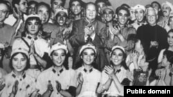 1964年10月8日,毛泽东、刘少奇等中国领导人观看《红色娘子军》,并与演员合影。后来的文革中,有大字报批判主要演员白淑湘说,毛主席和刘少奇接见演员时,别人喊毛主席万岁,而白淑湘喊刘主席万岁