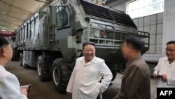 朝鲜官媒朝中社2023年8月14日发布的这张未注明日期的照片显示,朝鲜领导人金正恩正在参观位于朝鲜一个秘密地点的一家重要军火工厂。