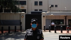 一名中国警察在前美国驻成都总领馆大门外执勤。(2020年7月27日)