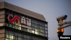 商汤集团在上海的办公楼与附近的监控摄像头 (2021年12月13日)