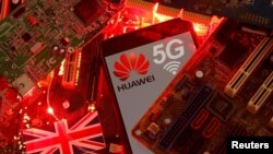 资料照:在一块电脑母版上的英国国旗和有着华为与5G网络标识的手机。(路透社2020年1月29日)