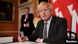 英国首相鲍里斯·约翰逊(Boris Johnson)在英国伦敦唐宁街10号签署了脱欧贸易协议。(2020年12月30日)