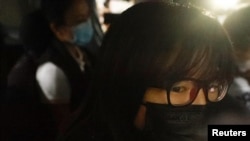 香港支联会副主席邹幸彤9月8日清晨被香港警方国安处人员拘捕后带上警车离开 (路透社照片)