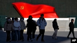 资料照片:人们走过北京中国共产党历史展览馆的中共党旗雕塑。(2025年1月14日)