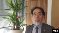 日本时事通信社编辑局解说委员铃木美胜认为,安倍这次改组党领导层和内阁,是着眼国内政治因素(美国之音歌篮拍摄)