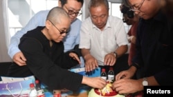 已故诺贝尔和平奖获得者刘晓波的遗孀刘霞2017年7月和刘晓波的其他家属在大连海域参加刘晓波的海葬。(2017年7月15日)