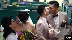 资料照:台湾两对同性伴侣在台北信义区户政事务所登记结婚。(2019年5月24日)