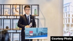 资料照:郑文杰Simon Cheng 在英国驻港总领事馆参与投资暨贸易政策说明会上(照片来源: 郑文杰2018年11月15日脸书贴文)