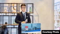 郑文杰(Cheng Man Kit, Simon)在英国驻港总领事馆参与投资暨贸易政策说明会上(照片来源: 郑文杰2018年11月15日脸书贴文)