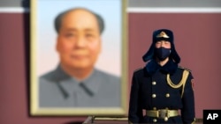 一名中国武警士兵戴着口罩在北京天安门前站岗。(2020年2月4日)