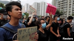 资料照:香港法院外聚集的抗议者支持被控“暴动及非法集结罪”的反送中人士。(2019年7月31日)