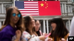 美国首都华盛顿政府办公楼上悬挂的美中国旗 (资料照片)