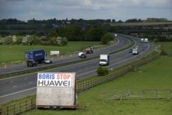 英国特兹沃思M40高速公路旁,看到标有要求英国首相鲍里斯停止与华为合作的标语牌。(2020年5月1日)