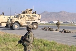 美军士兵守卫在阿富汗的喀布尔国际机场。(2021年8月16日)