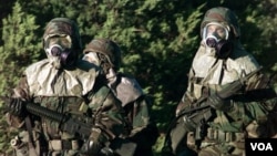 在叙利亚穿着防化学武器装备的士兵。化学武器是指任何可导致死亡、受伤或丧失行为能力的有毒化学物质,被视为大规模杀伤性武器。