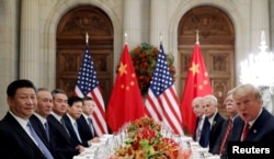 美国总统特朗普(右一)和中国国家主席习近平(左一)出席在阿根廷布宜诺斯艾利斯举行的G20领导人峰会后的工作晚宴。(2018年12月1日)