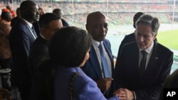 美国国务卿布林肯在阿比让观看非洲国家杯的足球比赛。(2024年1月22日)