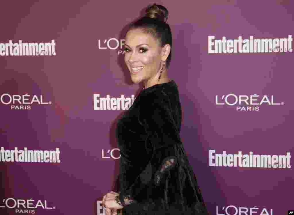 美国演员莉莎·米兰诺(Alyssa Milano)于2017年9月15日在洛杉矶抵达日落大厦酒店,参加第69届黄金时段艾美奖典礼之前娱乐周刊举办的聚会。她是“我也是”运动的发起人。不久前,米兰诺在推特上呼吁:你如果经历过性骚扰或侵犯,就使用话题标签“我也是”发表推文。这个标签快速引爆了社交媒体圈,成千上万名女性开始倾诉痛苦的亲身经历,展示了性骚扰问题的广度。男士也加入进来,一些人分享了自己受到不必要关注的故事,另一些人敦促受害者团结起来。