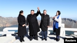 朝鲜领导人金正恩和韩国总统文在寅站在朝鲜白头山上合影。(2018年9月20日)