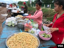 在工厂前面卖食品的摊贩(美国之音莉雅拍摄)