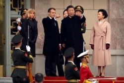 2019年11月6日在北京举行的欢迎仪式上,法国总统马克龙(左二)和中国国家主席习近平(右二)在人民大会堂台阶上交谈。