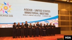 在马来西亚首都吉隆坡举行的东盟-美国部长级会议上,各国官员握手致意。