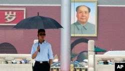 六四纪念日之前中国便衣保安人员在天安门前执勤(2015年6月1日)