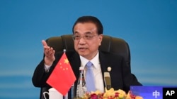 中国总理李克强在成都举行的中日韩领导人峰会上讲话。(2019年12月24日)