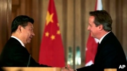 2015年10月21日,中国国家主席访问英国,签下了数百亿美元的订单。图为习近平和当时的英国首相卡梅伦会面。(资料照片)