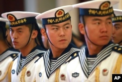 中国海军仪仗队成员在北京郊外的中国海军总部举行的欢迎美国海军作战部长的仪式上(2014年7月15日)