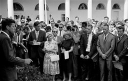 1961年8月28日,当时的美国总统约翰肯尼迪在白宫的玫瑰园向和平队的队员发表讲话。