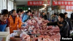 北京一家菜市场里卖猪肉的摊位(2016年3月25日)