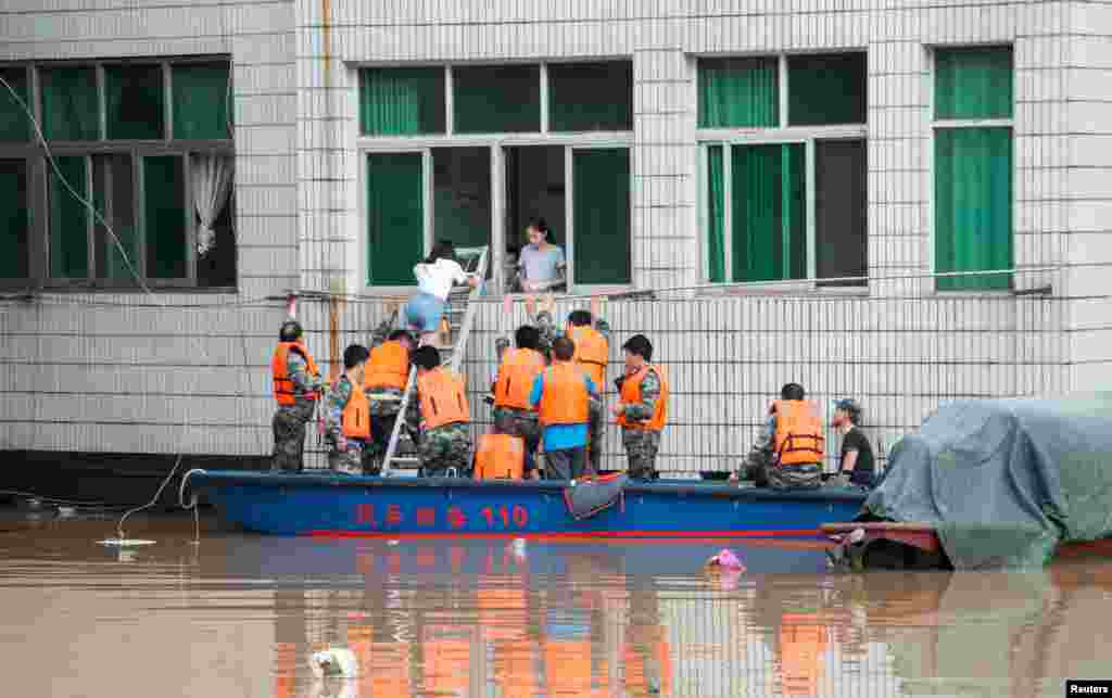湖南新邵,救援人员行船助人(2017年7月2日)