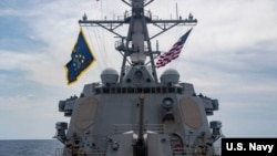 美国海军导弹驱逐舰“马斯廷”号(USS Mustin)本月28日穿越帕拉塞尔群岛水域。