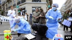 资料照:法国“全体反对死刑”组织在街头模拟从被行刑的中国死刑犯身上摘取器官以抗议中国的死刑制度。(法新社,2008年7月7日)