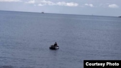 中國籍王男乘坐橡皮艇私闖林口海域,海巡署回應因橡皮艇太小及材質緣故才未被雷達偵測。(圖/翻攝記者爆料網)