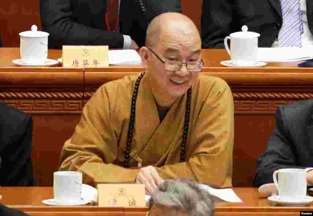 北京龙泉寺住持、同时担任全国政协常委及民族和宗教委副主任的释学诚大法师在北京人民大会堂参加政协大会开幕式(2016年3月3日)。1966年出生的释学诚,16岁出家,2005年任北京龙泉寺方丈,2015年出任中国佛教协会会长,2008年当选全国政协常委并连任,今年3月,担任政协民族和宗教委员会副主任。
