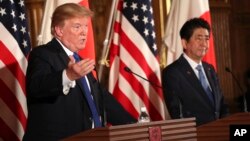 美国总统川普(左)在他的亚洲之行期间访问日本时与日本首相安倍晋三举行联合记者会。(2017年11月6日)
