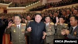 朝鲜领导人金正恩在平壤出席庆祝第六次核试验氢弹试爆成功的庆功会 。(2017年9月10日)
