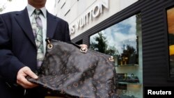 资料照:马里兰州切维蔡斯一家路易威登店外展示的从中国网购的一个假冒路易威登手提包。