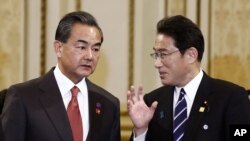 中国外长王毅(左)、日本外相岸田文雄(右)(资料照片)