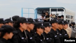 中国警察在柬埔寨金边国际机场向中国境内押送被引渡的电信诈骗案嫌疑人。(2016年6月24日)